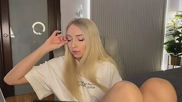 Snapshot of OhMyEmma chatting on 02-05-26, 01:32 OhMyEmma online show from 02-05-26, 01:32