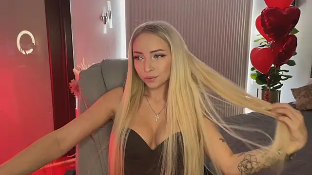 Snapshot of OhMyEmma chatting on 02-19-26, 01:01 OhMyEmma online show from 02-19-26, 01:01