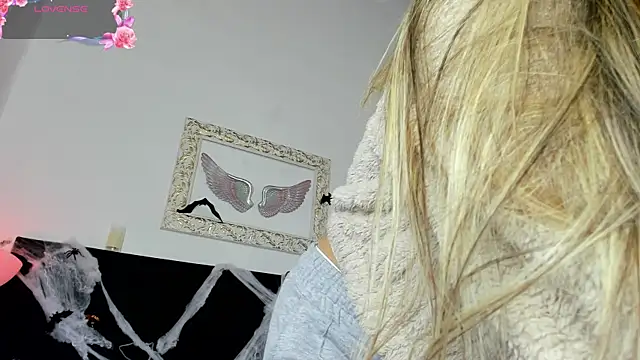 Snapshot of Lola_Blondie chatting on 10-08-25, 12:14 Lola Blondie online show from 10-08-25, 12:14