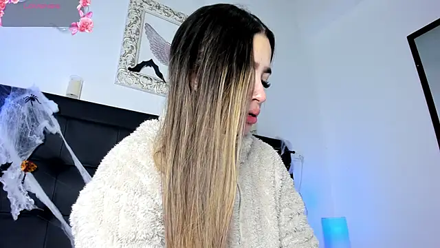 Snapshot of Lola_Blondie chatting on 10-11-25, 12:15 Lola Blondie online show from 10-11-25, 12:15