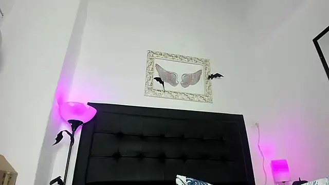 Snapshot of Lola_Blondie chatting on 10-25-25, 12:23 Lola Blondie online show from 10-25-25, 12:23