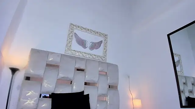 Snapshot of Lola_Blondie chatting on 11-18-25, 12:20 Lola Blondie online show from 11-18-25, 12:20