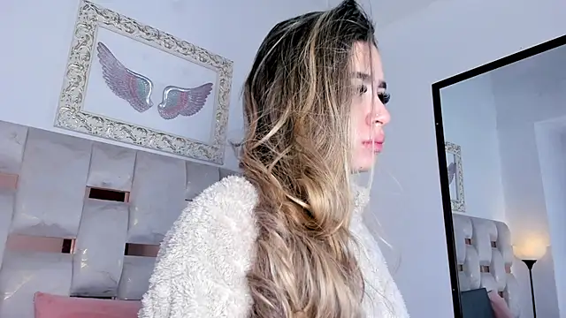 Snapshot of Lola_Blondie chatting on 11-24-25, 12:27 Lola Blondie online show from 11-24-25, 12:27