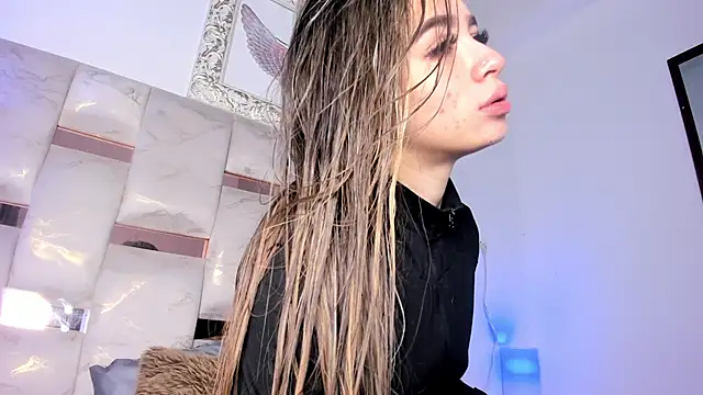 Snapshot of Lola_Blondie chatting on 11-26-25, 12:28 Lola Blondie online show from 11-26-25, 12:28