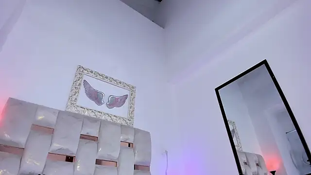 Snapshot of Lola_Blondie chatting on 12-17-25, 12:33 Lola Blondie online show from 12-17-25, 12:33