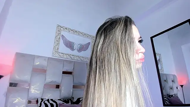 Snapshot of Lola_Blondie chatting on 12-18-25, 01:17 Lola Blondie online show from 12-18-25, 01:17