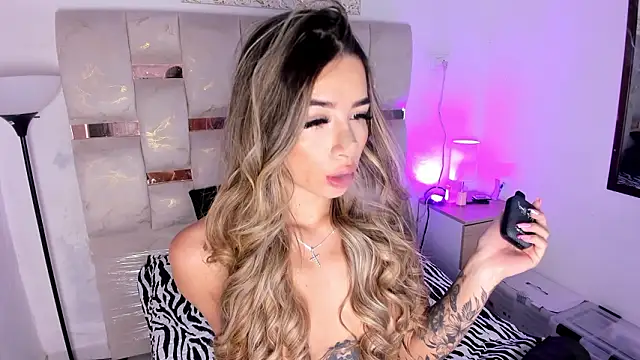 Snapshot of Lola_Blondie chatting on 01-16-26, 11:36 Lola Blondie online show from 01-16-26, 11:36