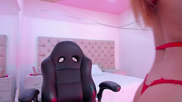 Snapshot of NaomiFrost chatting on 02-14-26, 01:19 NaomiFrost online show from 02-14-26, 01:19