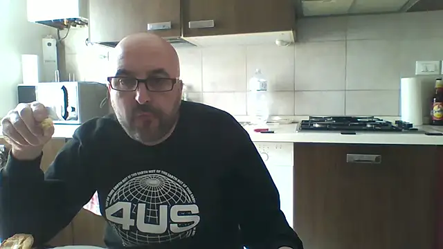 Snapshot of maxxxio12 chatting on 03-14-26, 12:21 maxxxio12 online show from 03-14-26, 12:21