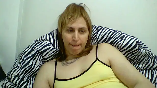 Snapshot of ChewyCandy chatting on 03-18-25, 04:04 ChewyCandy online show from 03-18-25, 04:04