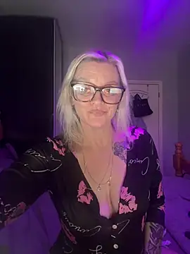 Snapshot of Curvy-Cleo chatting on 02-10-26, 12:09 Curvy-Cleo online show from 02-10-26, 12:09