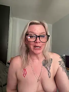 Snapshot of Curvy-Cleo chatting on 03-05-26, 12:23 Curvy-Cleo online show from 03-05-26, 12:23