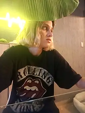 Snapshot of VictoriaLuxe chatting on 09-08-25, 11:48 VictoriaLuxe online show from 09-08-25, 11:48