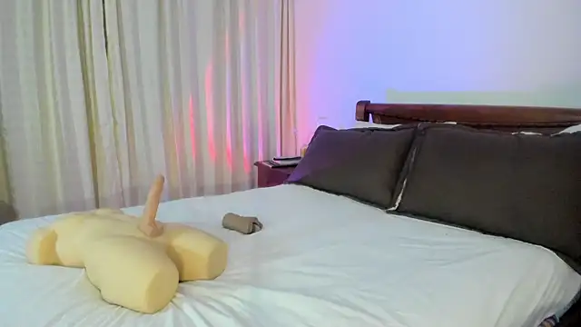 Snapshot of Hat_girl chatting on 09-30-25, 04:17 Hat girl online show from 09-30-25, 04:17