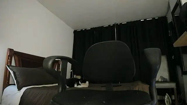 Snapshot of Hat_girl chatting on 01-15-26, 04:06 Hat girl online show from 01-15-26, 04:06