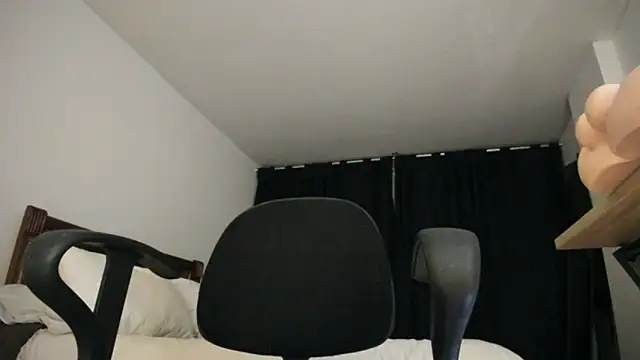 Snapshot of Hat_girl chatting on 02-21-26, 03:18 Hat girl online show from 02-21-26, 03:18