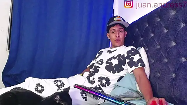 Snapshot of Stone_grey1_ chatting on 11-18-25, 02:50 Stone grey1 online show from 11-18-25, 02:50