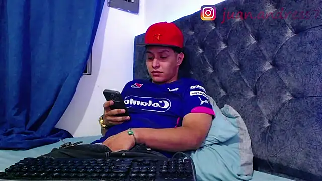 Snapshot of Stone_grey1_ chatting on 02-18-26, 01:01 Stone grey1 online show from 02-18-26, 01:01