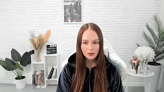 Snapshot of LoisCubitt chatting on 03-13-25, 12:02 LoisCubitt online show from 03-13-25, 12:02