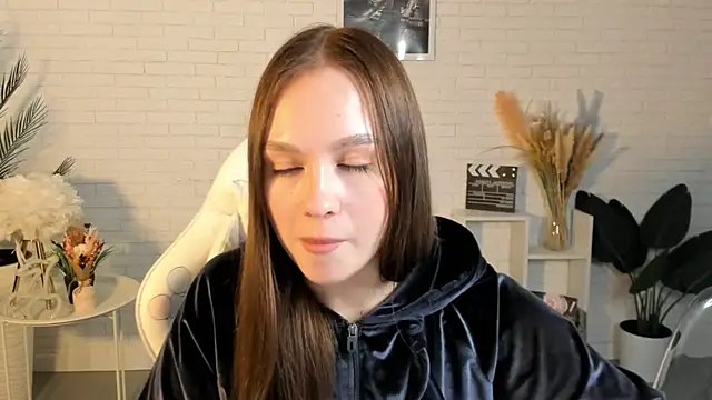 Snapshot of LoisCubitt chatting on 03-13-25, 03:06 LoisCubitt online show from 03-13-25, 03:06