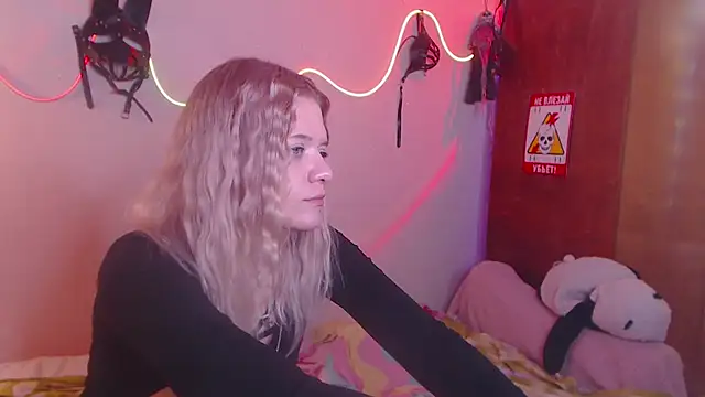 Snapshot of Your_Horny_Friends chatting on 03-23-25, 06:05 Your Horny Friends online show from 03-23-25, 06:05