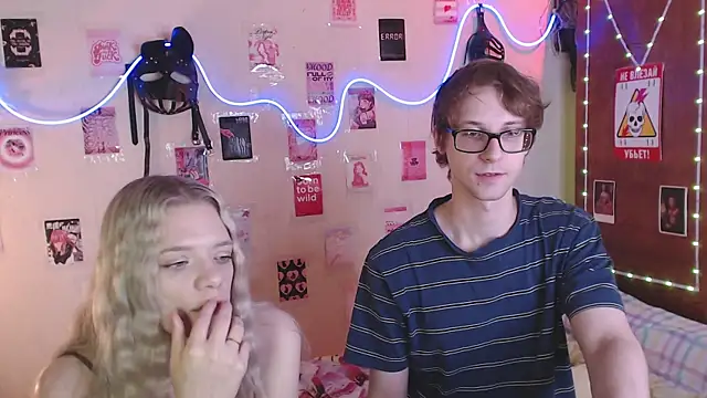 Snapshot of Your_Horny_Friends chatting on 09-19-25, 11:33 Your Horny Friends online show from 09-19-25, 11:33