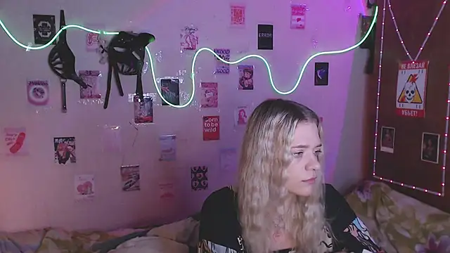 Snapshot of Your_Horny_Friends chatting on 10-14-25, 02:29 Your Horny Friends online show from 10-14-25, 02:29