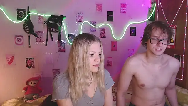 Snapshot of Your_Horny_Friends chatting on 10-16-25, 12:06 Your Horny Friends online show from 10-16-25, 12:06