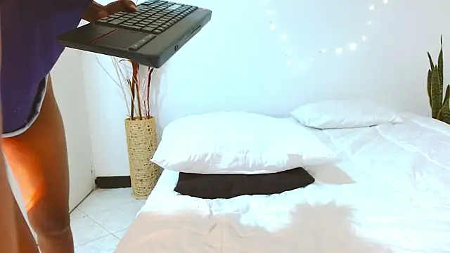 Snapshot of YuliethPetite chatting on 03-19-25, 04:24 YuliethPetite online show from 03-19-25, 04:24