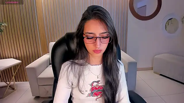 Snapshot of LarisaSmirnov chatting on 10-22-25, 04:46 LarisaSmirnov online show from 10-22-25, 04:46