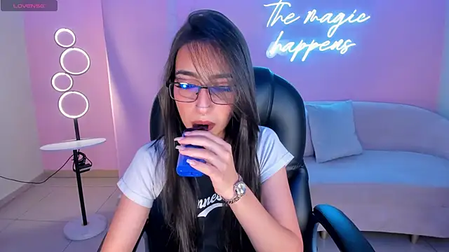 Snapshot of LarisaSmirnov chatting on 11-18-25, 03:23 LarisaSmirnov online show from 11-18-25, 03:23