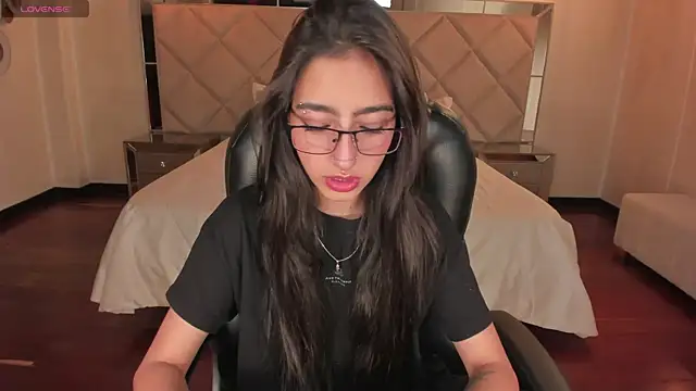 Snapshot of LarisaSmirnov chatting on 12-20-25, 04:41 LarisaSmirnov online show from 12-20-25, 04:41