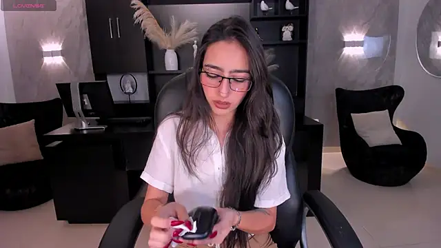 Snapshot of LarisaSmirnov chatting on 01-12-26, 05:12 LarisaSmirnov online show from 01-12-26, 05:12