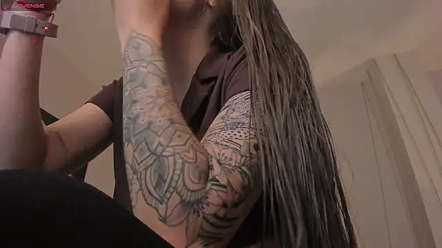 Snapshot of MaiaCollins chatting on 01-12-26, 05:07 MaiaCollins online show from 01-12-26, 05:07