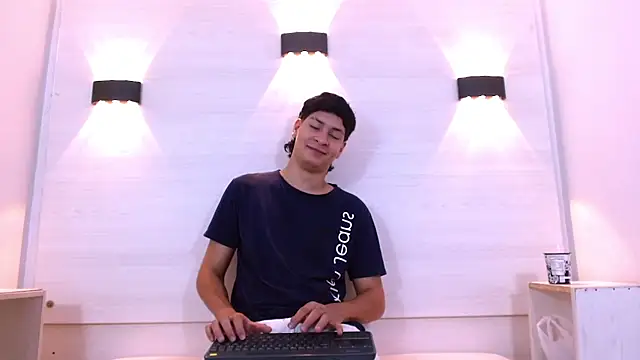 Snapshot of Jhojan_twink chatting on 11-22-25, 01:10 Jhojan twink online show from 11-22-25, 01:10