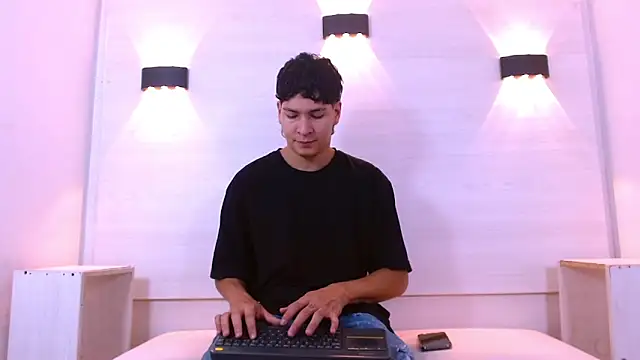 Snapshot of Jhojan_twink chatting on 11-24-25, 01:11 Jhojan twink online show from 11-24-25, 01:11