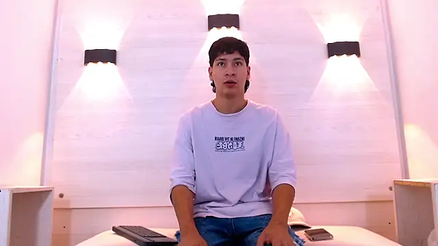 Snapshot of Jhojan_twink chatting on 11-27-25, 12:18 Jhojan twink online show from 11-27-25, 12:18