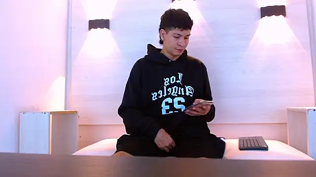 Snapshot of Jhojan_twink chatting on 12-16-25, 12:32 Jhojan twink online show from 12-16-25, 12:32