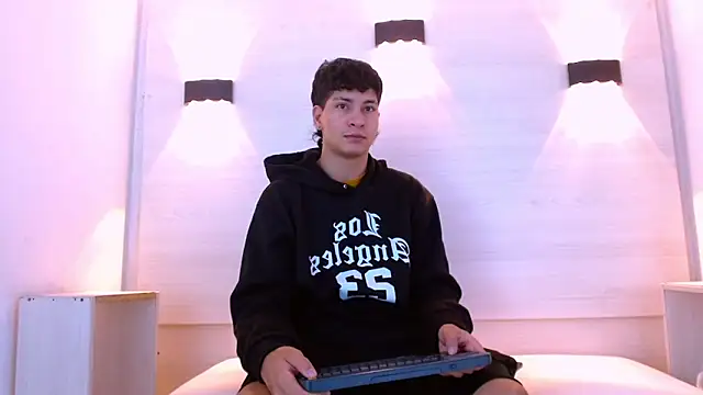 Snapshot of Jhojan_twink chatting on 12-19-25, 01:18 Jhojan twink online show from 12-19-25, 01:18