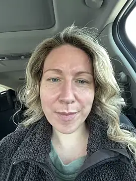 Snapshot of LittleMsMILF chatting on 02-26-26, 03:44 LittleMsMILF online show from 02-26-26, 03:44