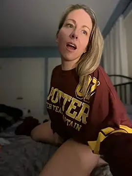 Snapshot of LittleMsMILF chatting on 03-06-26, 04:53 LittleMsMILF online show from 03-06-26, 04:53