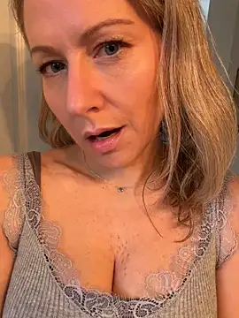 Snapshot of LittleMsMILF chatting on 03-09-26, 06:45 LittleMsMILF online show from 03-09-26, 06:45