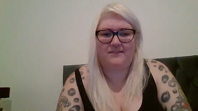 Snapshot of Sizzling_Indie36 chatting on 03-18-25, 10:15 Sizzling Indie36 online show from 03-18-25, 10:15