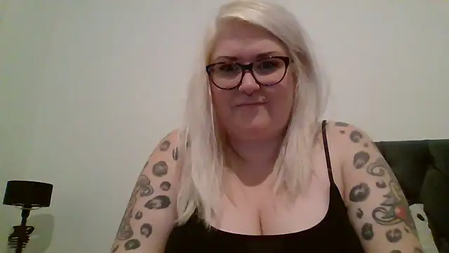 Snapshot of Sizzling_Indie36 chatting on 03-19-25, 10:09 Sizzling Indie36 online show from 03-19-25, 10:09