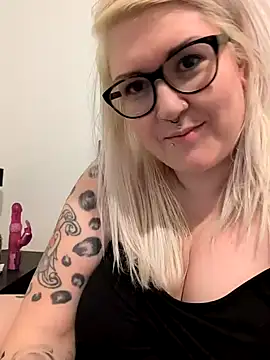 Snapshot of Sizzling_Indie36 chatting on 03-22-25, 02:59 Sizzling Indie36 online show from 03-22-25, 02:59