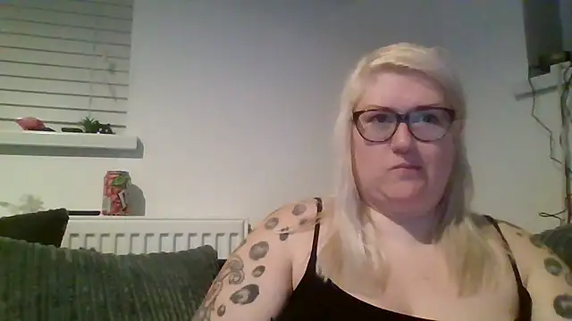 Snapshot of Sizzling_Indie36 chatting on 03-22-25, 10:48 Sizzling Indie36 online show from 03-22-25, 10:48