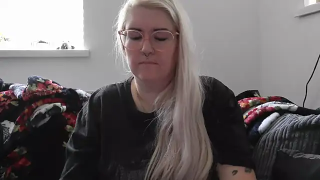 Snapshot of Sizzling_Indie36 chatting on 09-25-25, 09:24 Sizzling Indie36 online show from 09-25-25, 09:24