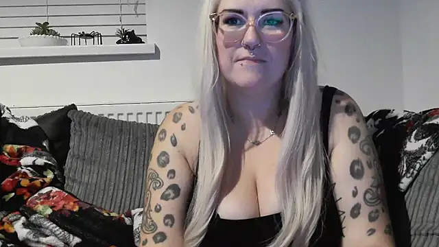 Snapshot of Sizzling_Indie36 chatting on 09-27-25, 12:15 Sizzling Indie36 online show from 09-27-25, 12:15