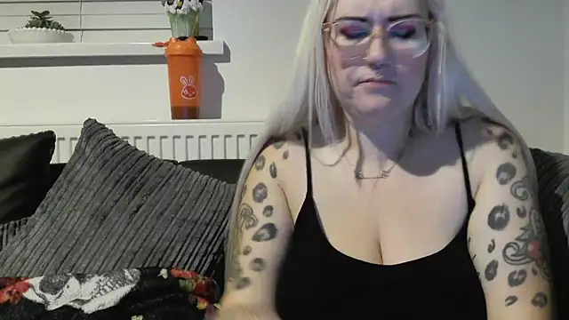 Snapshot of Sizzling_Indie36 chatting on 09-30-25, 09:42 Sizzling Indie36 online show from 09-30-25, 09:42