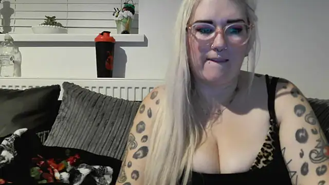 Snapshot of Sizzling_Indie36 chatting on 10-03-25, 10:07 Sizzling Indie36 online show from 10-03-25, 10:07